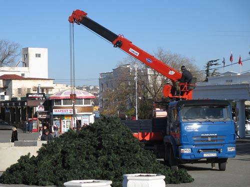 Установка елки в Севастополе с помощью КМУ(краноманипуляторной установки) телескопической конструкции
